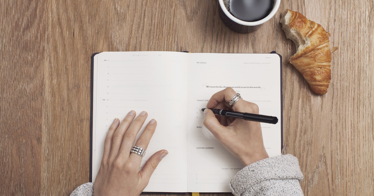 How the Weekly Story Cycle Turns 60 Seconds Into Better Referrals